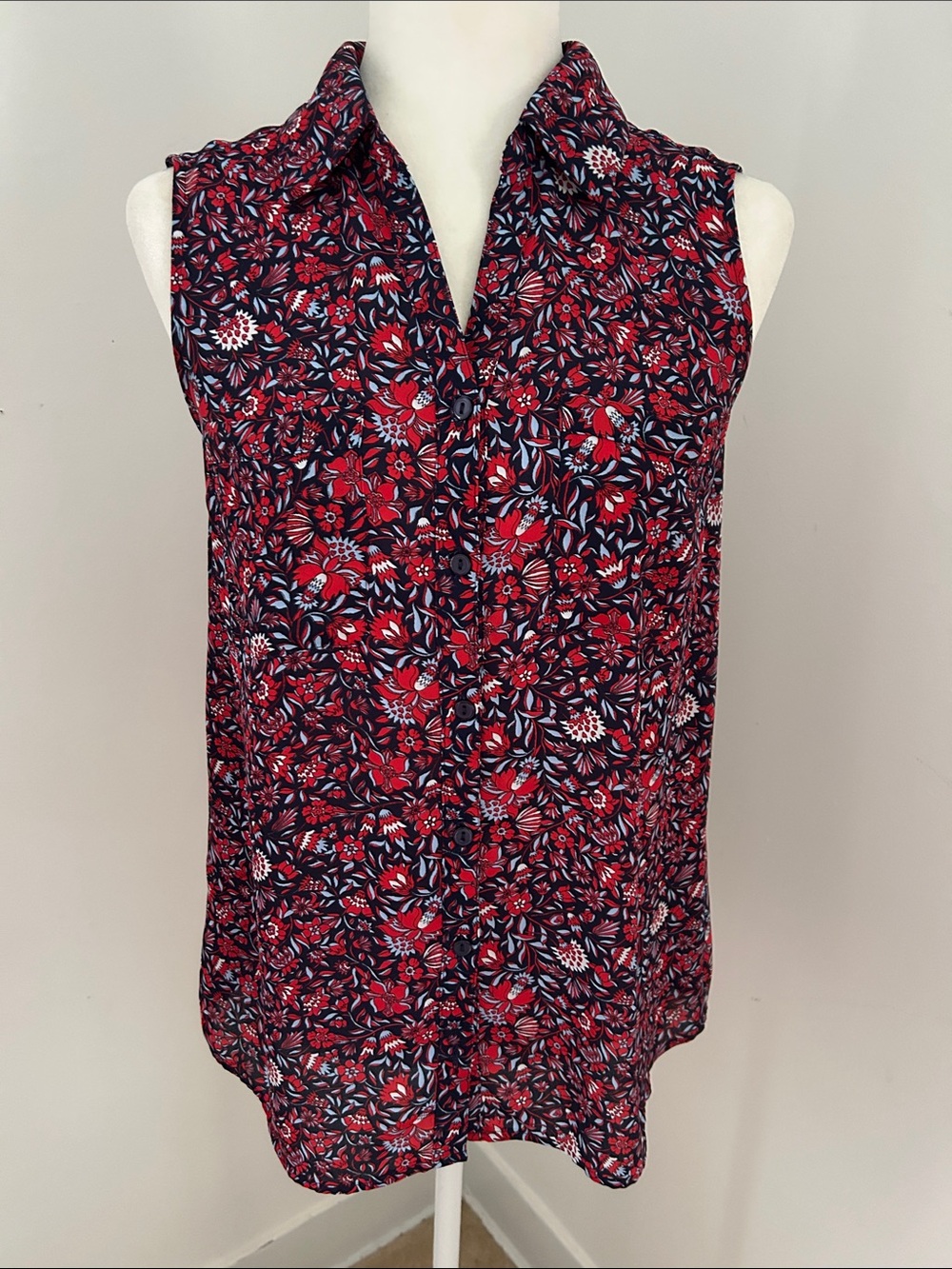 Floral Navy and Red Sleeveless Button Front Blouse sz S